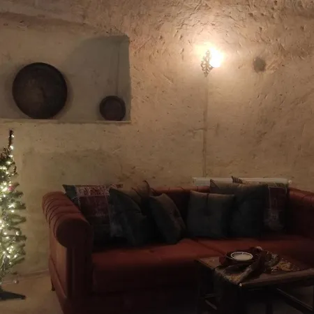Deep Cave House אורגופ